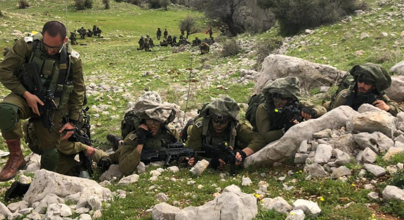 الاحتلال يحشد قواته قرب الحدود مع لبنان خوفاً من الإنهيار